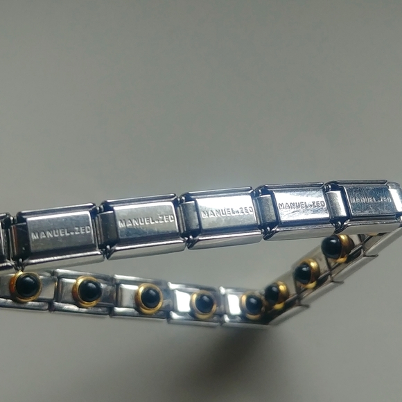 Manuel Zed Goldtone Circle Cabochon Onyx Stainless Steel  Flexi-link Bracelet - Picture 5 of 5